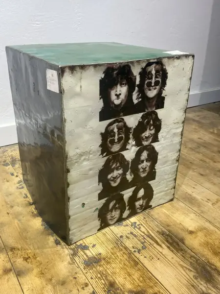 Artikelbild 2 des Artikels “Würfel mit gedrucktem Motiv, John Lennon 40 cm. Wird aus recycelten Ölfässern hergestellt “